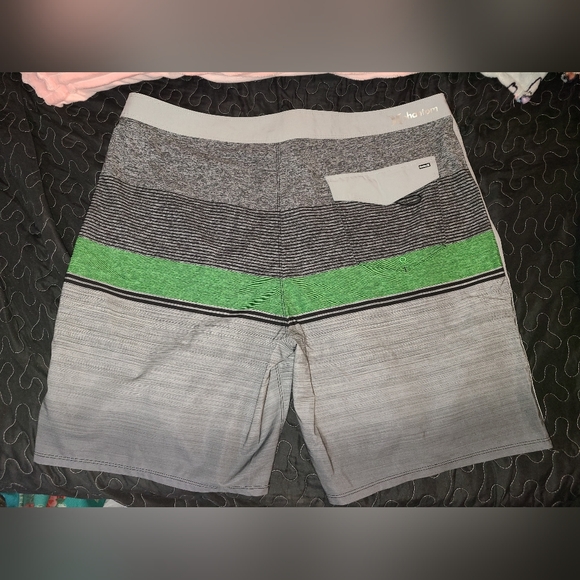 Lot Of 4 Hurley Items- 2 XL T Shirts, 1 L Polo shirt, 1 Size 40 Board Shorts - Picture 7 of 8